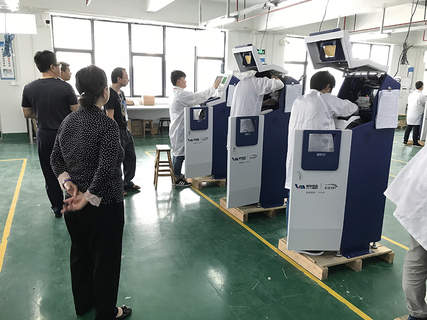 王梅董事長參觀旭子自助終端制造中心
